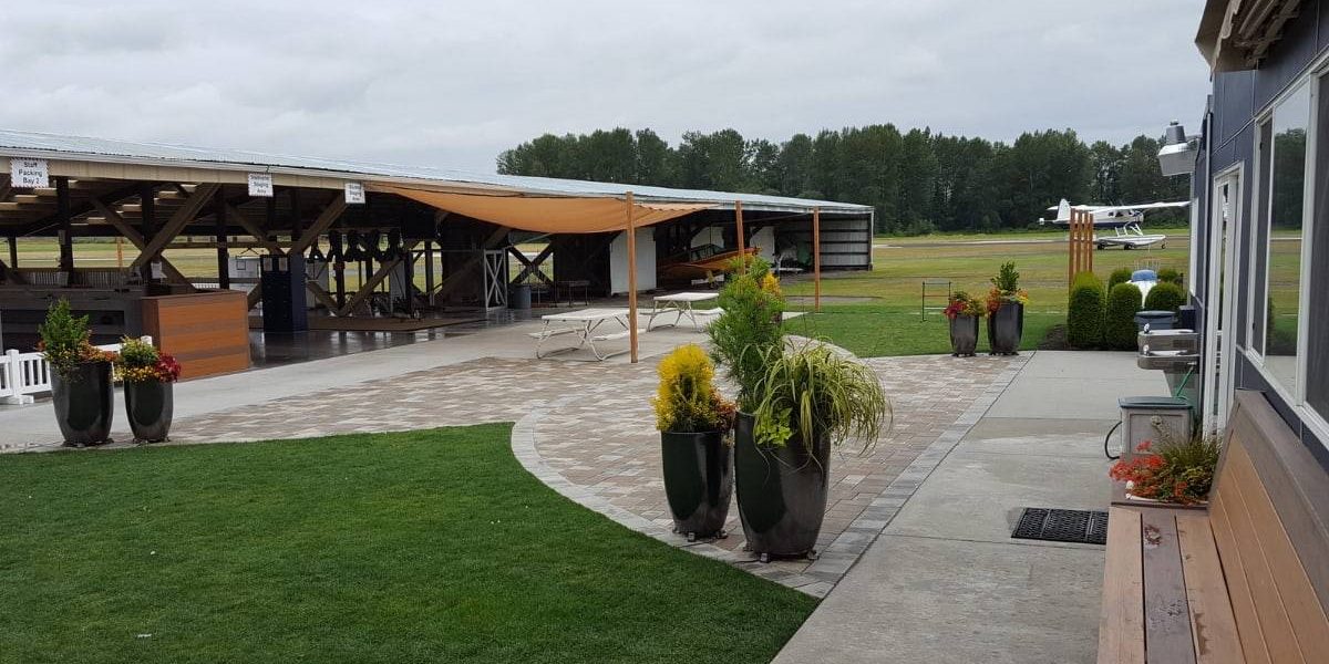 Outside area of Skydive Snohomish with with green grass and picnic area.